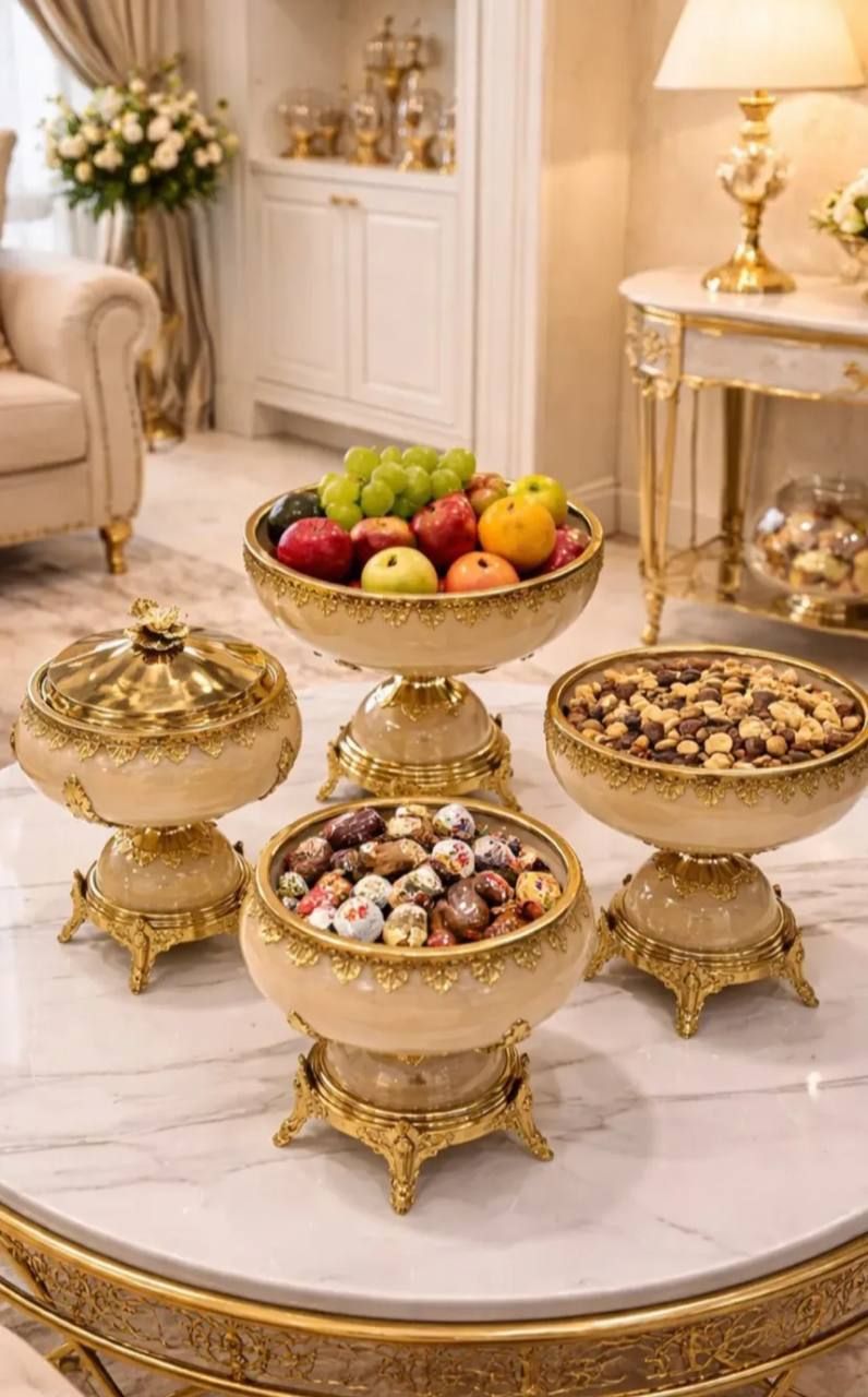 ست پذیرایی پایه‌دار کرم و طلایی
